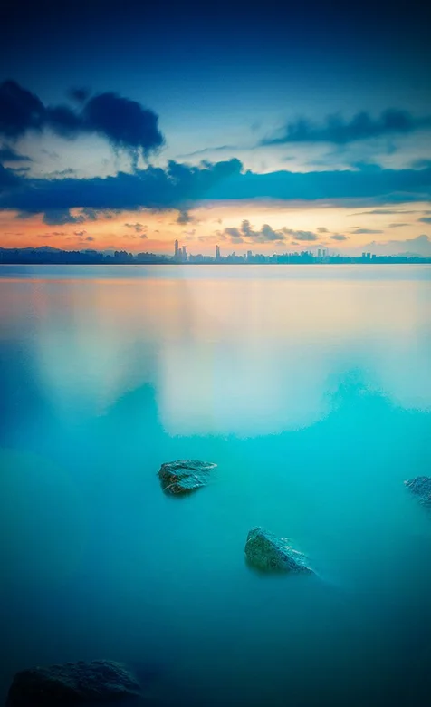 幽静的湖面高清手机壁纸