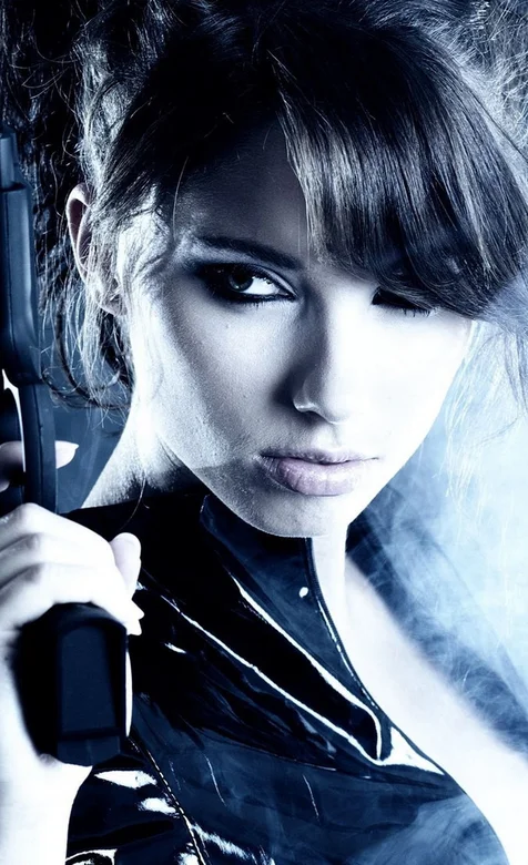 拿着手枪的霸气欧美美女