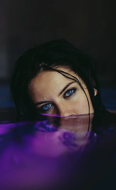 泳池里的性感蓝色眼睛欧美美女