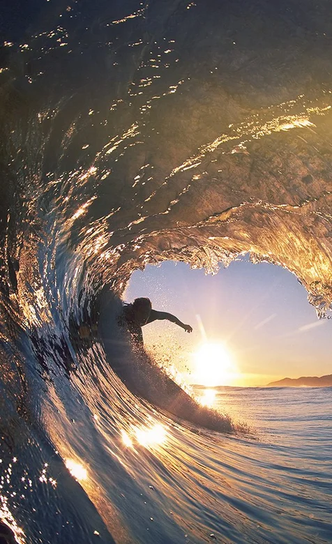 夕阳下的冲浪爱好者