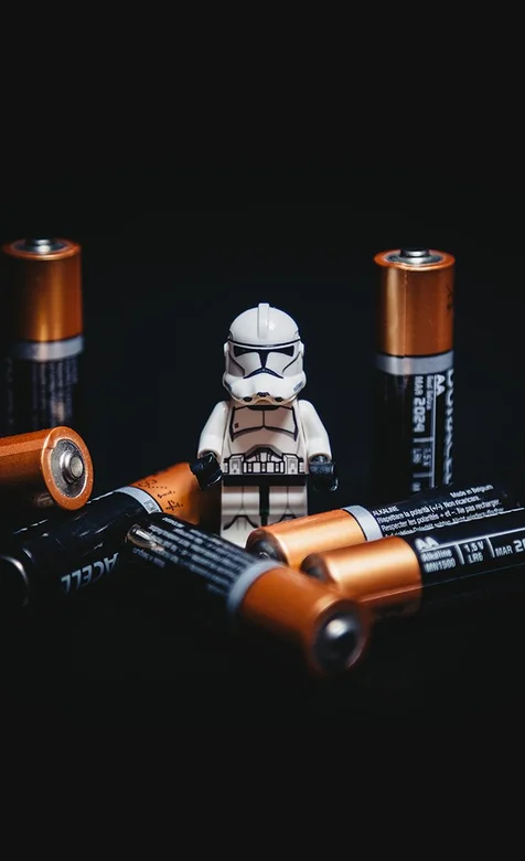 《星球大战》公仔和电池特写手机壁纸下载