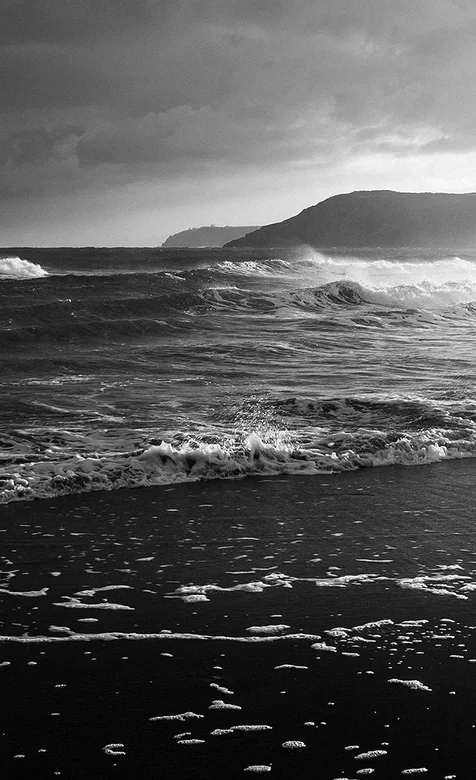 唯美灰色的大海壁纸下载