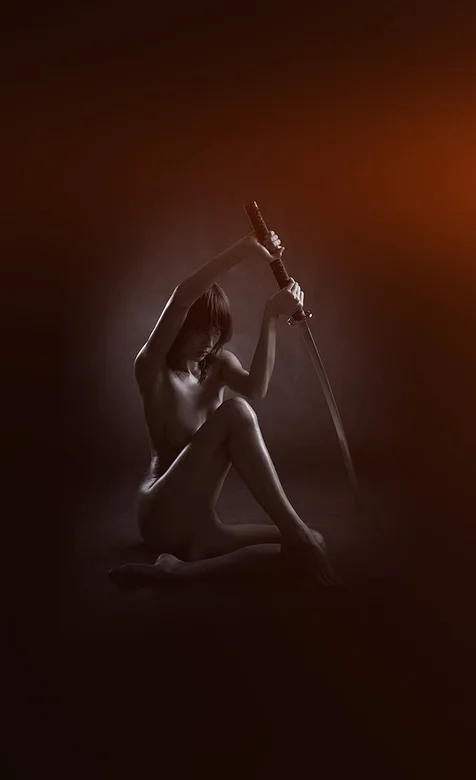 拿着武士刀的美女艺术写真壁纸