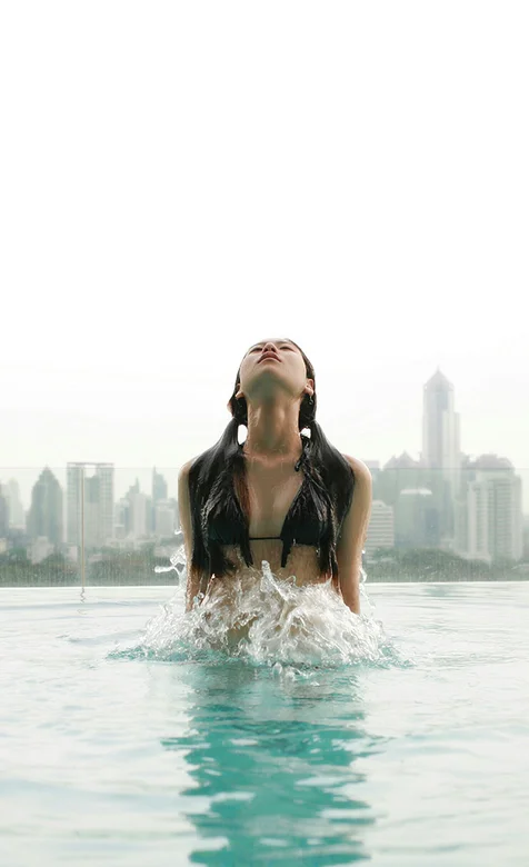 出水芙蓉-美女比基尼高清手机壁纸免费下载