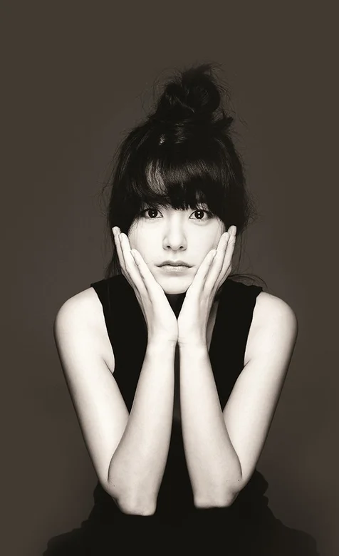 清纯美女黑色系唯美写真手机壁纸无水印下载