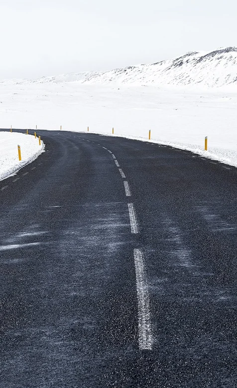 雪地里的沥青公路