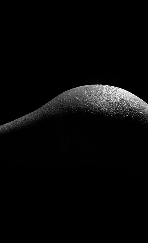 黑色背景下的性感美臀性感手机壁纸