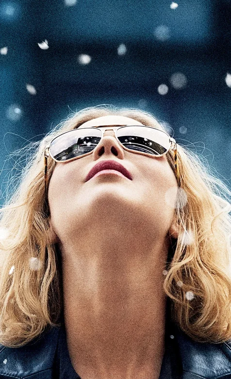 带着墨镜的帅气金发欧美美女手机背景