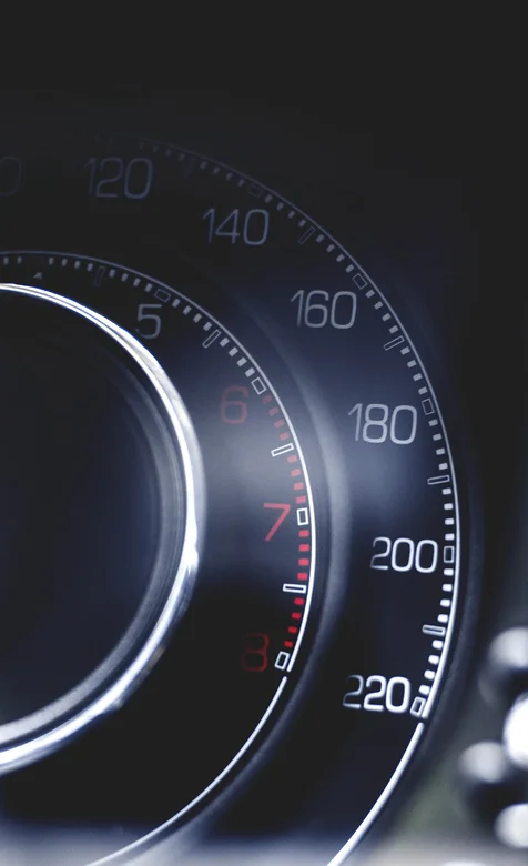 创意精美汽车仪表盘手机图片