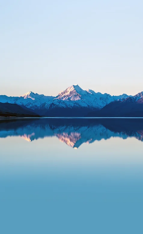 静如镜面的湖水上的雪山高清手机壁纸