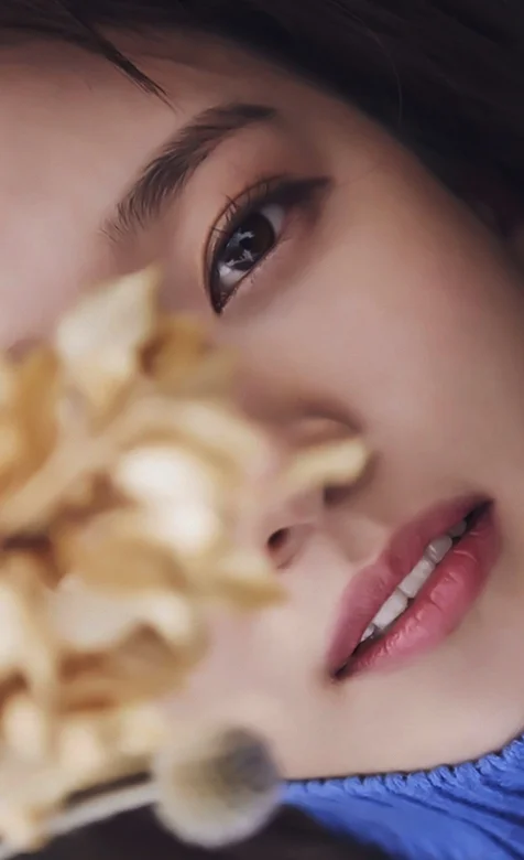 清纯妹子仰视角头像手机图片免费下载