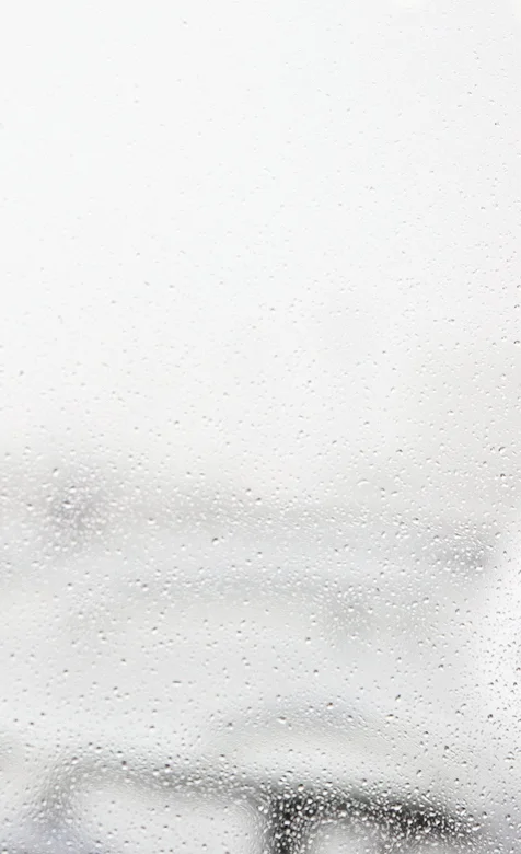 雨后玻璃窗苹果手机桌面背景