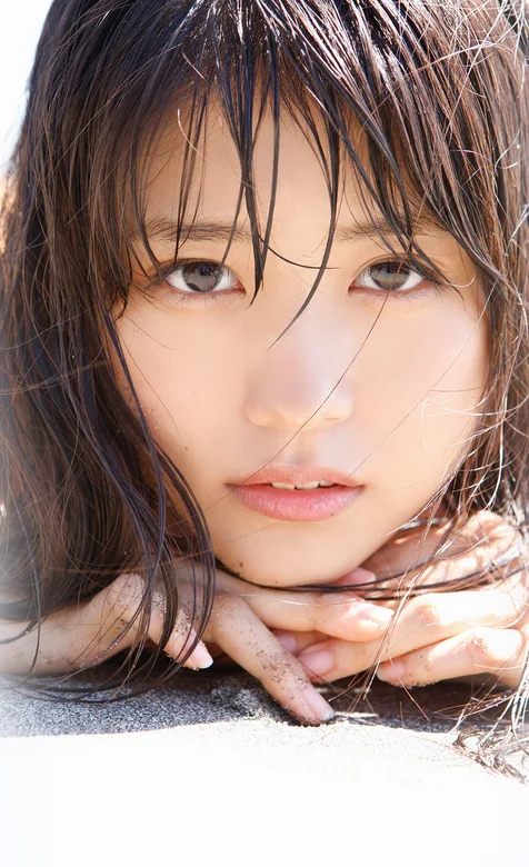 沙滩湿发亚洲美女高清头像手机壁纸下载