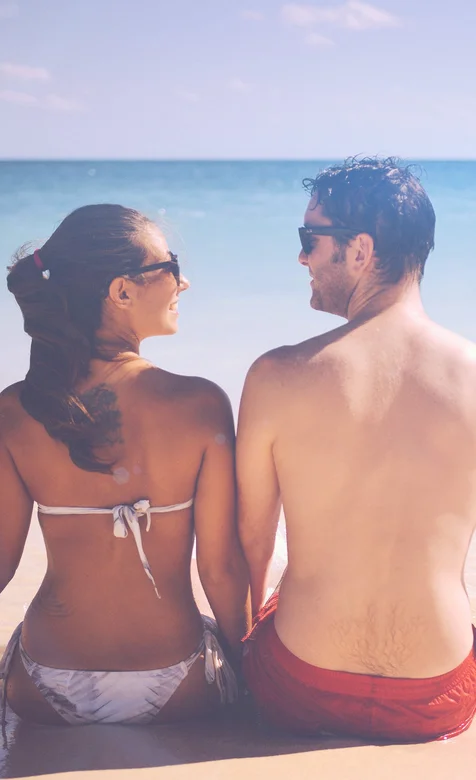 沙滩度假的欧美情侣唯美手机壁纸