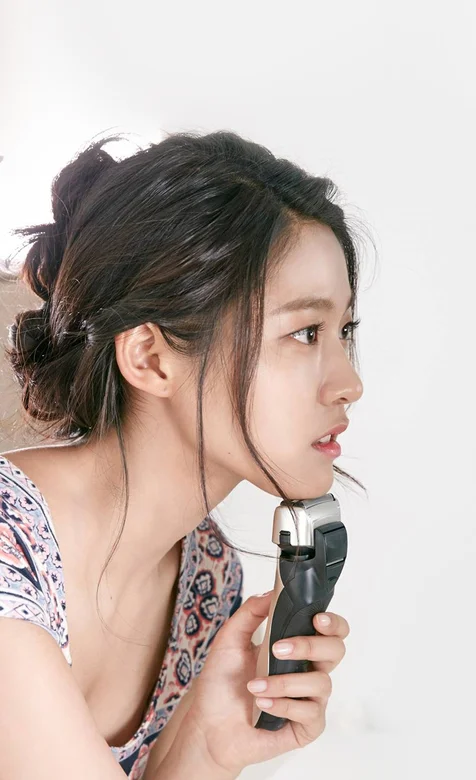 拿着剃须刀的清纯美女手机壁纸