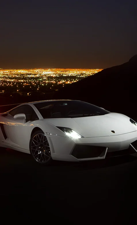 城市山顶上的白色兰博基尼跑车