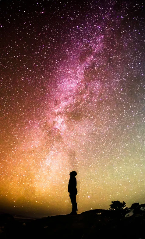 抬头看着繁星满天的人物手机壁纸下载