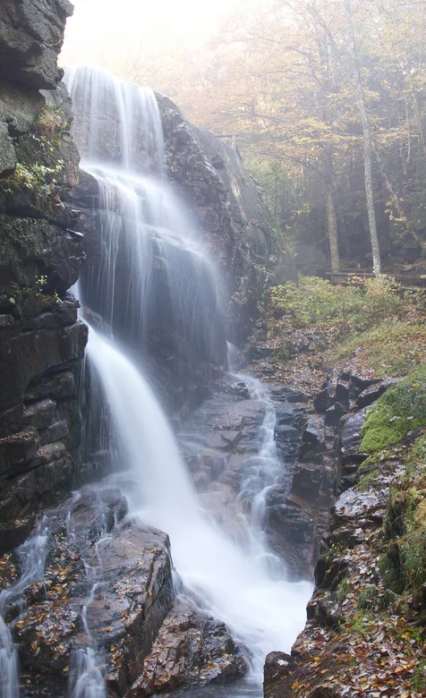 唯美的小瀑布手机壁纸图片