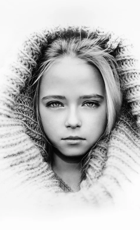 黑白色调的欧美小女孩手机壁纸免费下载