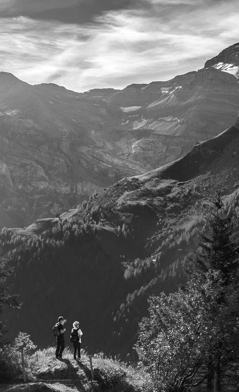 情侣登山高清壁纸图片免费下载