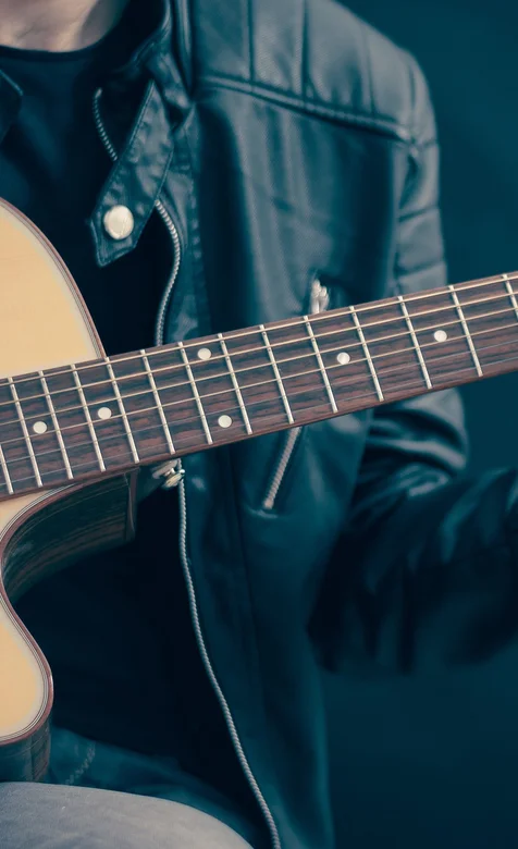 帅哥的吉他个性手机桌面壁纸下载