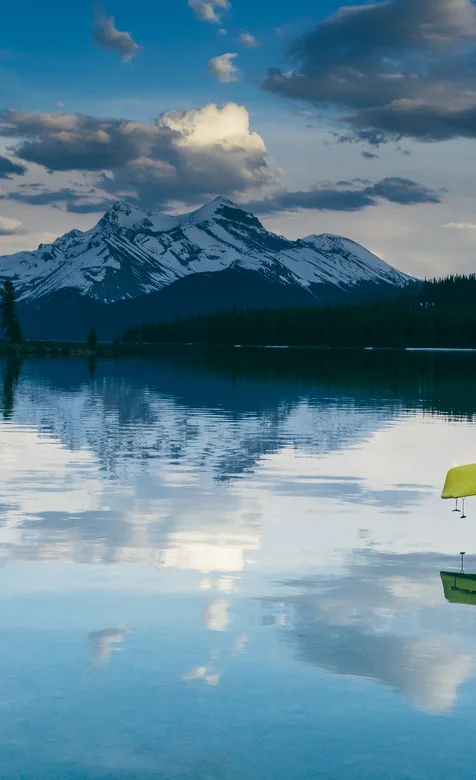如画的美景-湖上雪山唯美意境手机壁纸图片