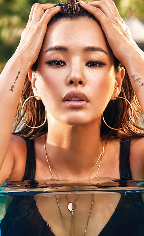 出水芙蓉 性感美女水中写真手机桌面背景