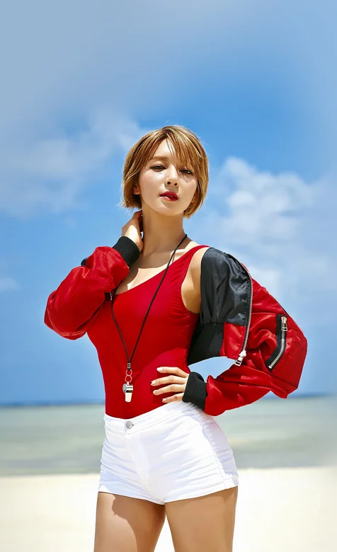 沙滩上的运动美女