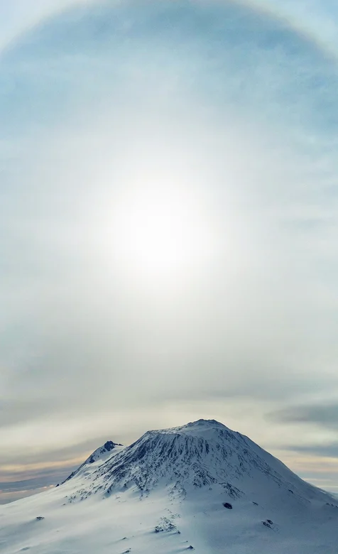 雪山峰顶上的太阳