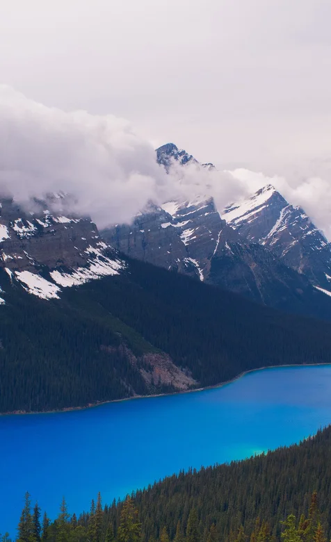 白云笼罩下的雪山手机壁纸
