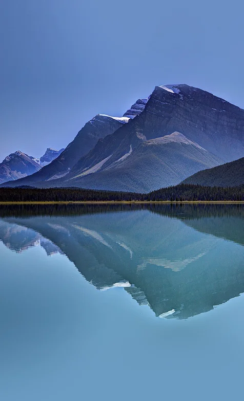 镜湖上的唯美山脉