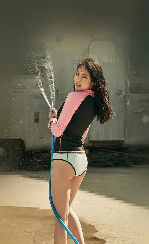 穿着性感小内裤的户外洒水的韩国美女