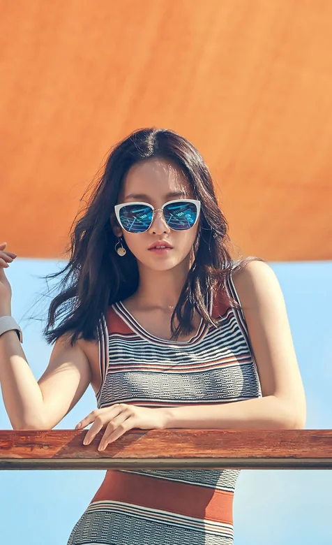 出海的长发墨镜美女女神