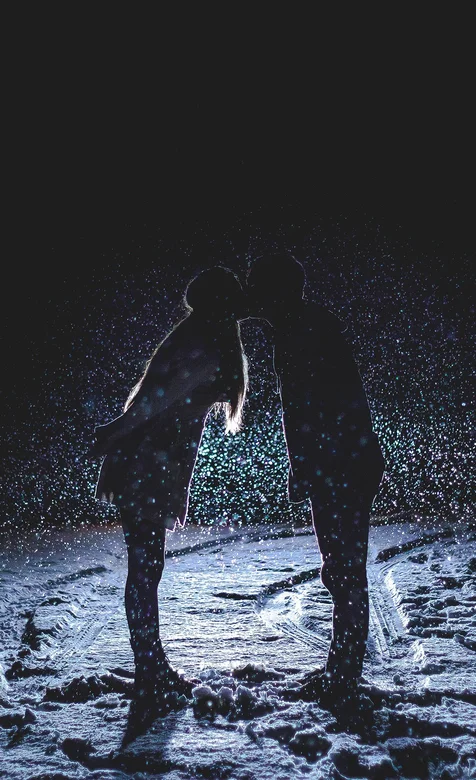 雪地里的轻吻唯美手机情侣壁纸