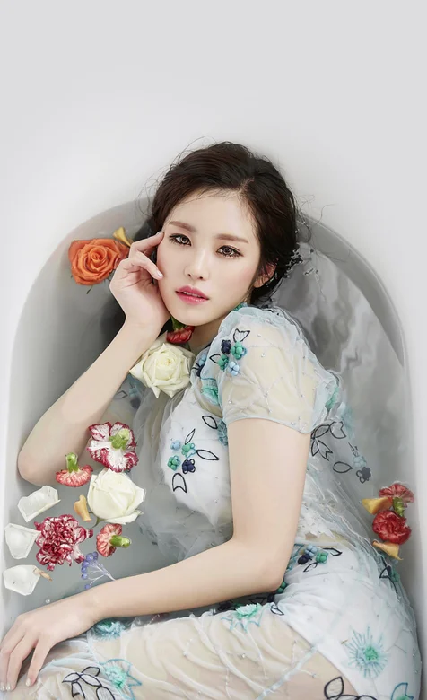 浴缸里的湿身美女