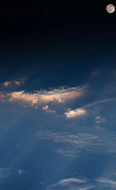 月亮白云的结合意境壁纸