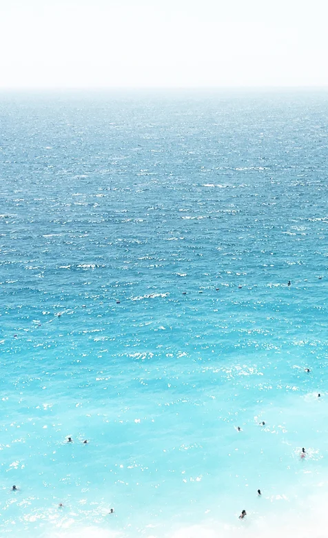 蓝色的沙滩浴场