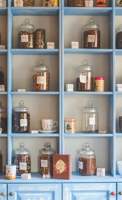 清新的格子柜摆设静物壁纸