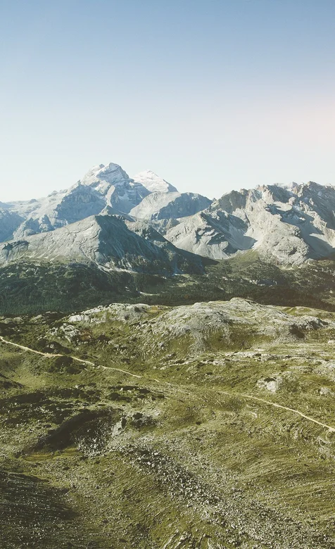 烈日下的唯美山脉高清壁纸