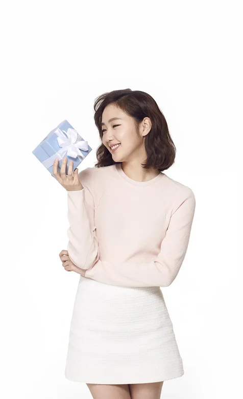 手拿礼盒的亚洲美女图片