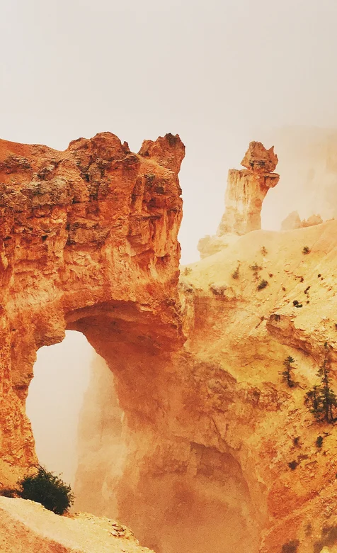 奇特的戈壁山脉手机背景