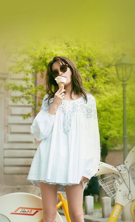 吃着冰激凌的墨镜模特手机壁纸