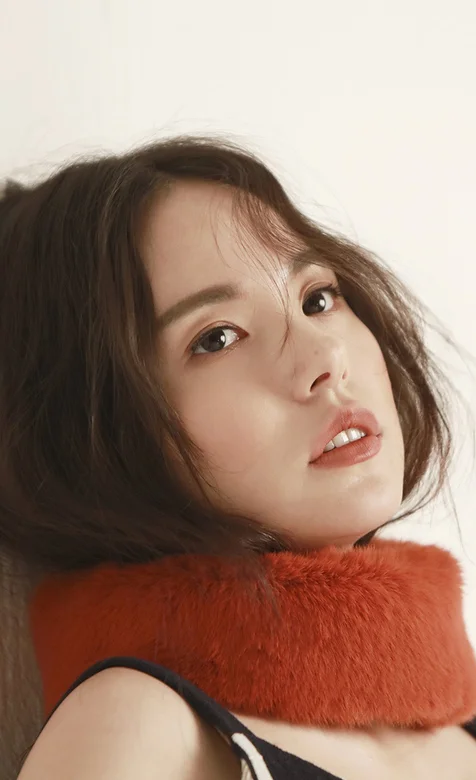 清纯长卷发围脖女神高清手机壁纸下载