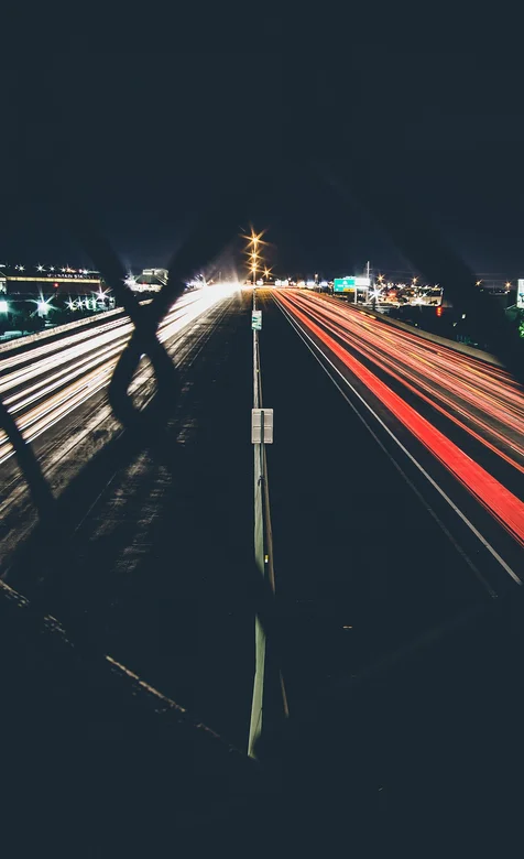 透过铁网的城市灯光风景壁纸