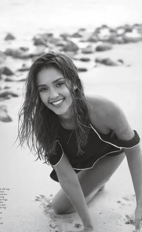 沙滩上的性感比基尼美女