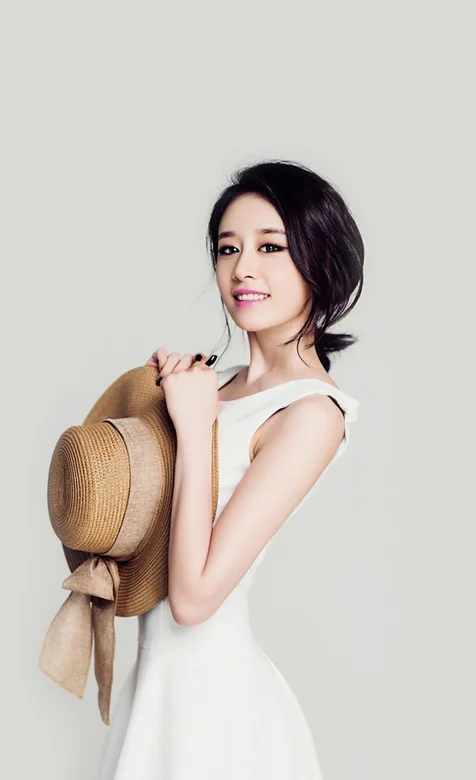 拿着草帽的可爱清新女神简介壁纸