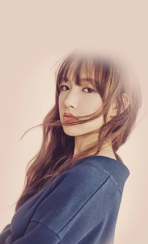 清纯小卷发少女高清壁纸