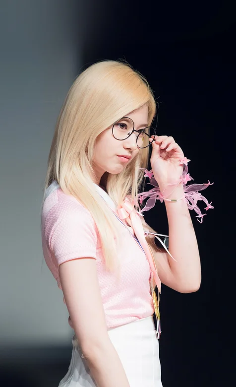 黄头发大眼镜美女手机背景图片