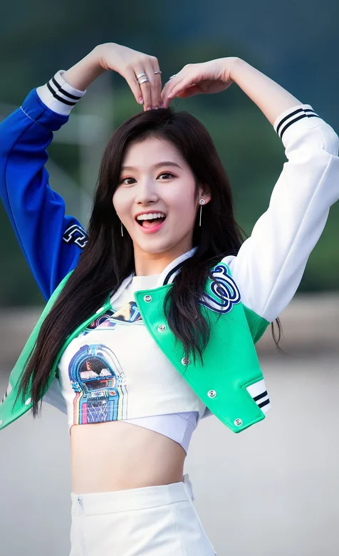 比着爱心手势的长发运动小清新美女