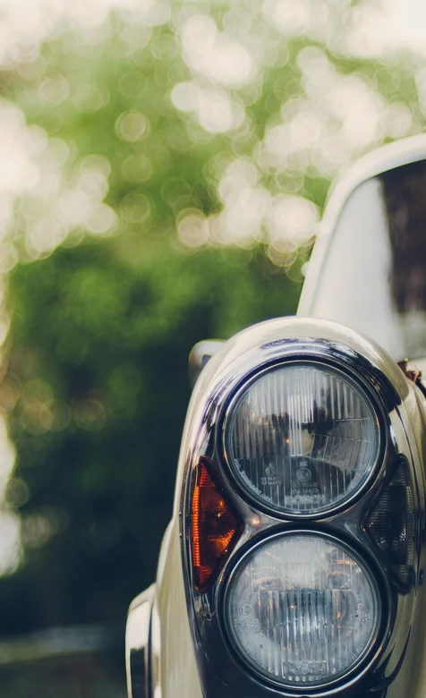 经典老爷车车灯特写手机图片